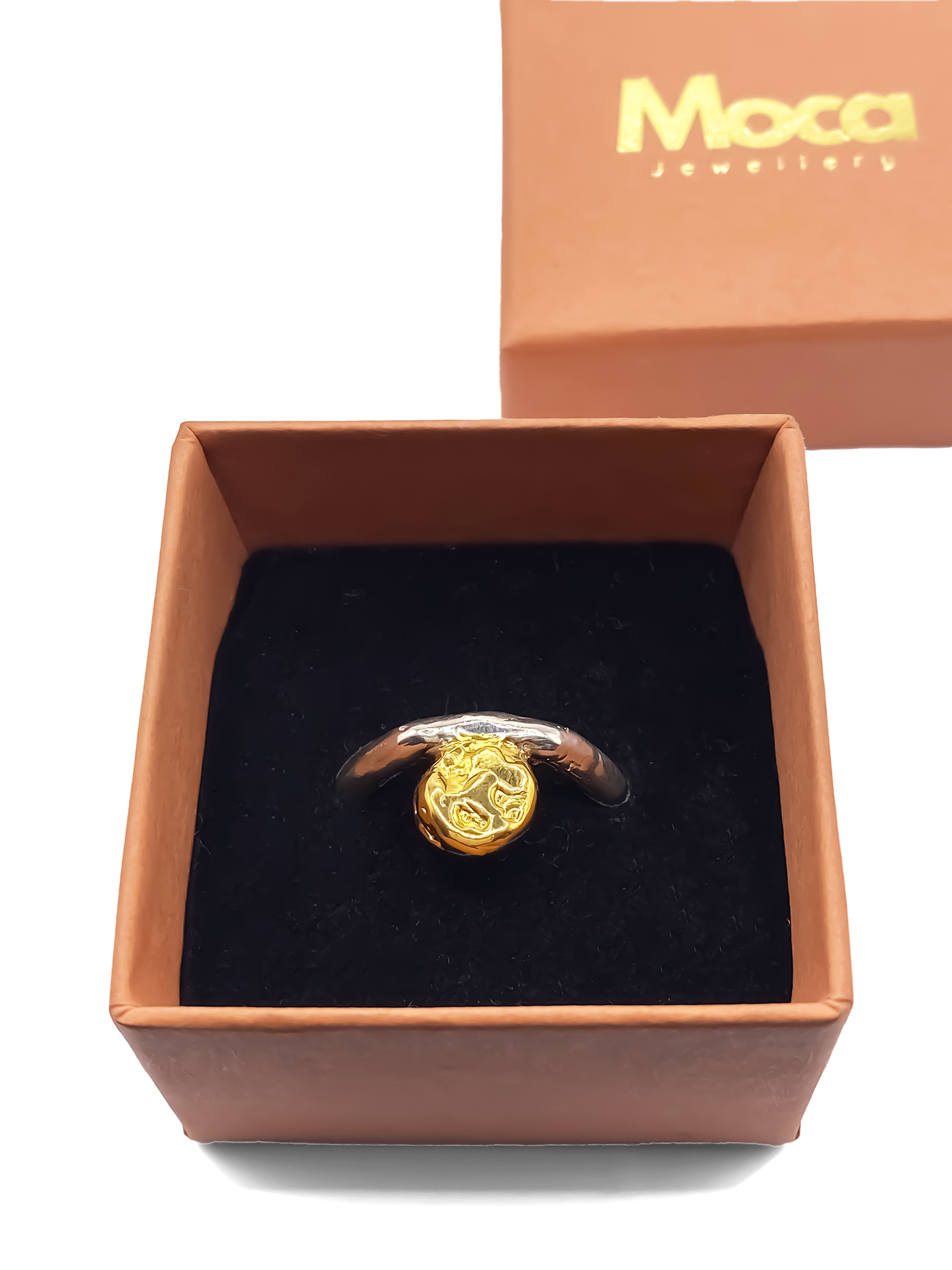 Minimal handmade ring by MOCA Jewellery featuring a gold textured circle accent