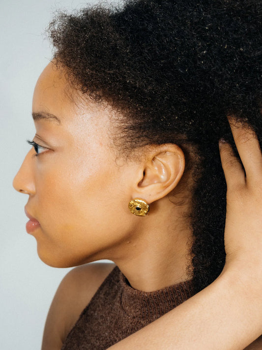 Handcrafted Grain Circle Gem Stud Earrings in Black, artisan jewelry, elegant design